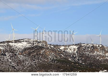 Aerogenerator elettrico mulini a vento sulla montagna neve