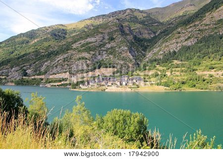 Widok na jezioro wieś Lanuza Aragon Huesca, Pireneje, Hiszpania