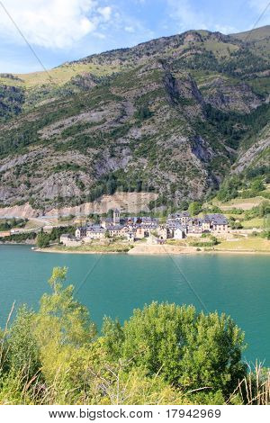 Widok na jezioro wieś Lanuza Aragon Huesca, Pireneje, Hiszpania