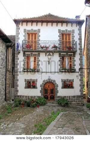 Pyrenees kamienne domy w dolinie Anso Huesca Aragon spain