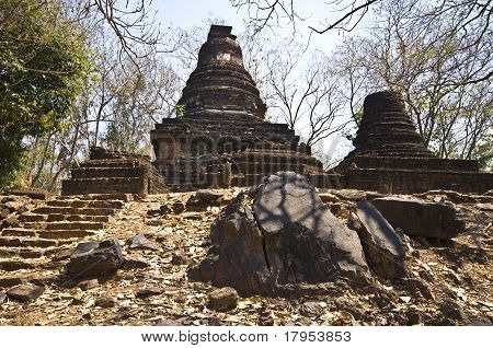 Wat Khao Phanom Phloeng