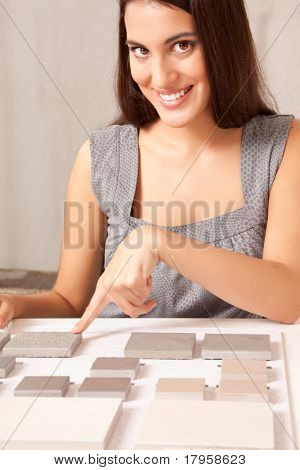 Un interior designer con un gruppo di campioni di pietre