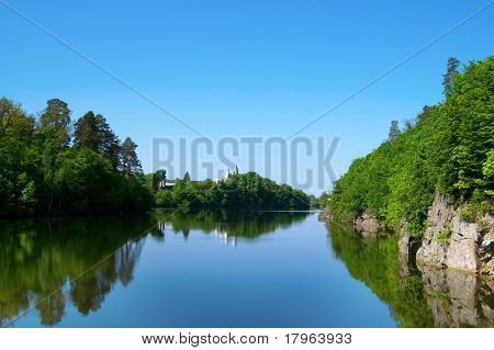 Kloster på floden Bank