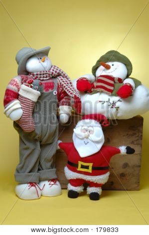 Hombre con regalos, muñeco de nieve y Santa Claus
