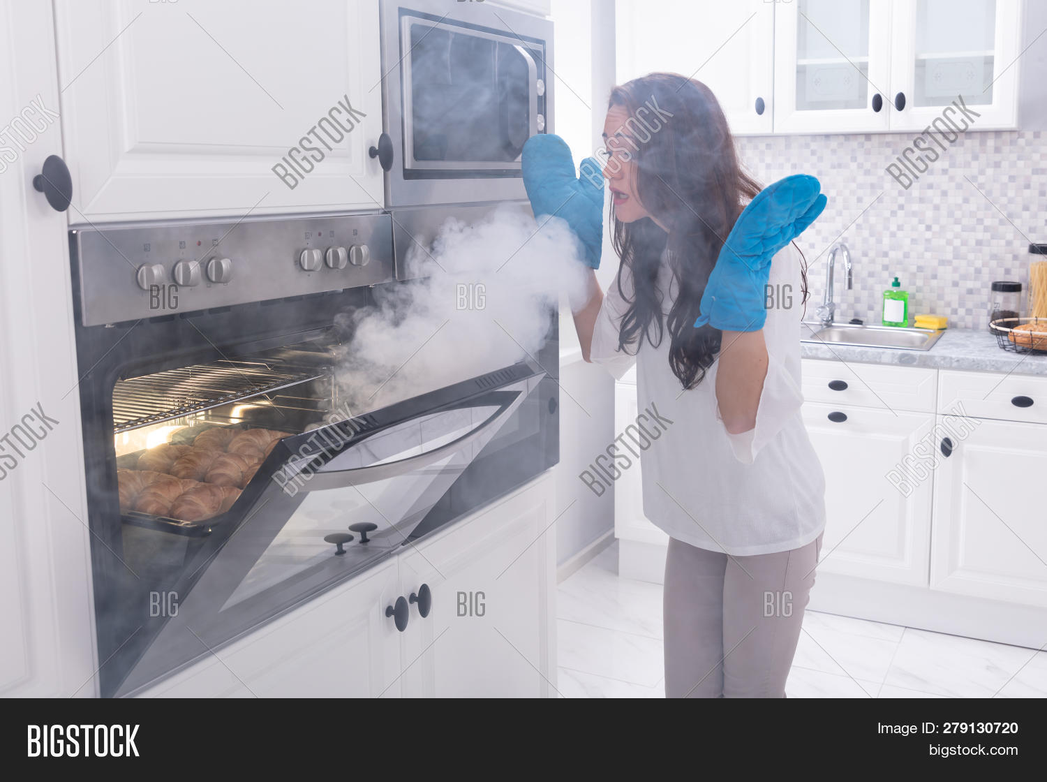 духовка дым. креативная реклам газовых плит. дым в духовке. дымит духовка. дым в духовке.