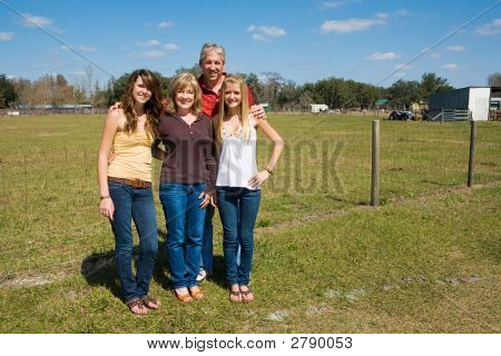 Belle famille sur la ferme