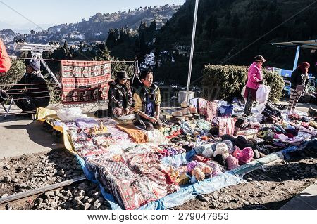 Batasia Loop, Darjeeling, 2 Jan 2019: Shopkeepers With Their Little Makeshift Stalls. Located In Loo