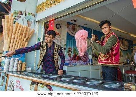 Istanbul, Turkey: Joyful Dondurma Ice-cream Seller Dressed In Traditional Turkish Costume In The Str