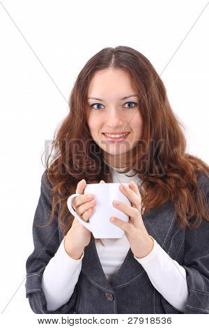 Retrato de mulher de negócios bonita segurando a xícara de café