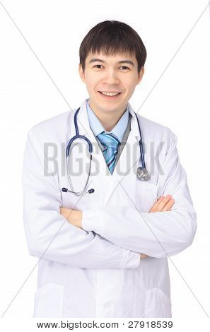 Um retrato de um médico posando contra fundo branco