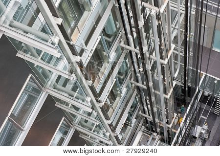 Bir Modern Buildin içinde bir açık çelik Lift mili alt seyir