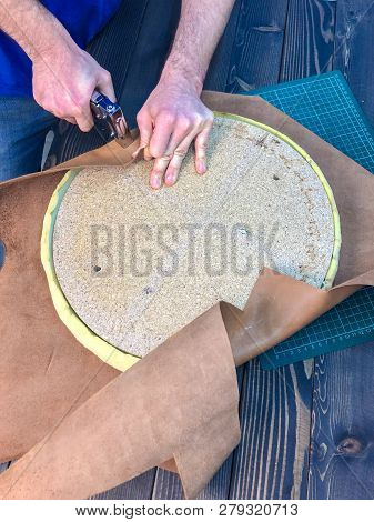 Constriction Of The Seat Of A Chair Leather , The Wizard Changes The Padding