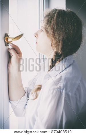Young Woman 30 Years Old. Unscrew The Screw With A Screwdriver. I'm Going To Fix The Pen On The Glas