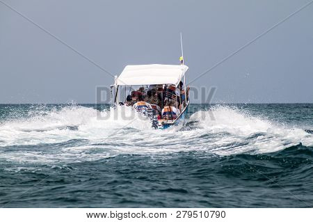 San Bernardo, Colombia - August 31, 2015: Tourist Boat Leaves Mucura Island Of San Bernardo Archipel