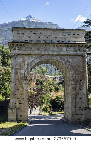 Susa, Turin, Piedmont, Italy: Arch Of August (arco Di Augusto), Roman Monument