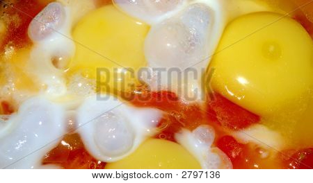 Les oeufs frits à la tomate