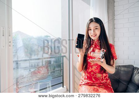 Shopping Asian Woman Chinese Dress,qipao,cheongsam Chinese New Year And Hold Cart,smartphone Sitting