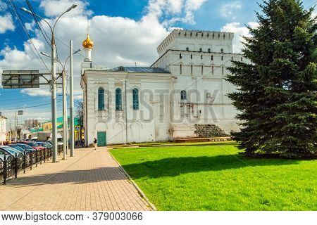 Znamenskaya Tower. Vlasievskaya (znamenskaya) Tower Of Earthen City In Yaroslavl. Yaroslavl, Russia-