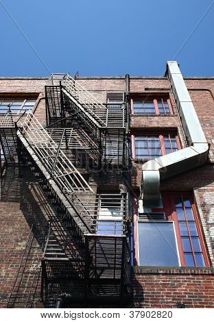 Svart Fire Escape och metall kanalsystemet