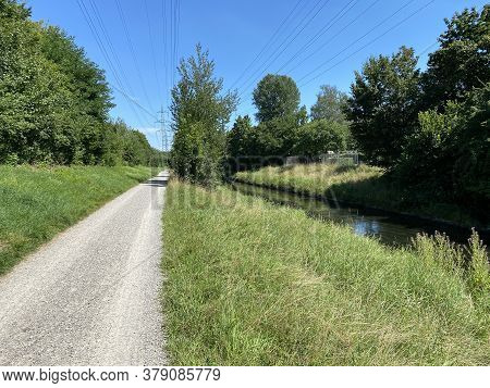 Recreational Trails Along The Glatt River And Past Small Lakes Or Ponds - Zürich (zuerich Or Zurich)