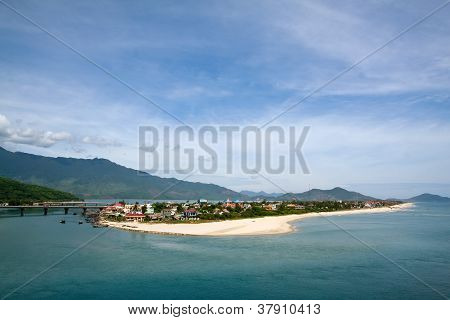 Paesaggio con montagne e nuvole Lang Co Bay (thua Thien Hue, Vietnam)