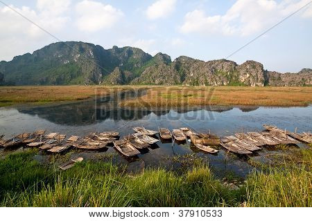 Paesaggio con barca, montagne e nuvole Van lunga riserva naturale (ninh Binh, Vietnam)