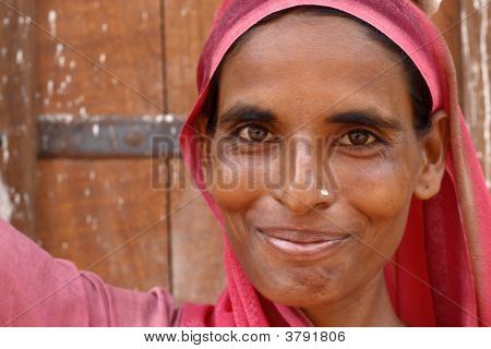 Mulher vestindo um Sari lindamente bordado