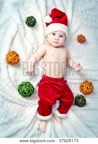 Roztomilé malé dítě Santa Claus s vánoční koule