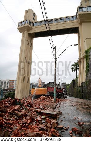 Salvador, Bahia / Brazil - May 22, 2015: Backhoe Machine Works In The Demolition Of Destroyed Buildi