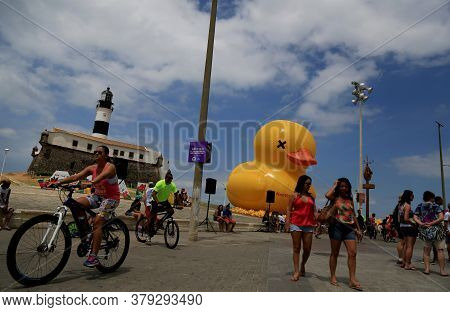 Salvador, Bahia / Brazil - November 29, 2015: Inflatable Duck Symbol Of The Campaign - I Will Not Pa