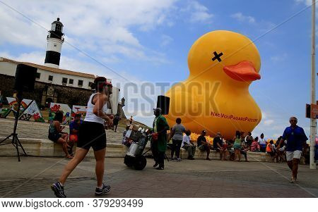 Salvador, Bahia / Brazil - November 29, 2015: Inflatable Duck Symbol Of The Campaign - I Will Not Pa