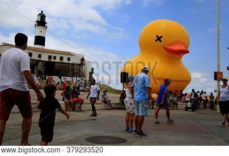 Salvador, Bahia / Brazil - November 29, 2015: Inflatable Duck Symbol Of The Campaign - I Will Not Pa