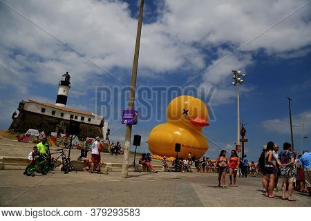 Salvador, Bahia / Brazil - November 29, 2015: Inflatable Duck Symbol Of The Campaign - I Will Not Pa