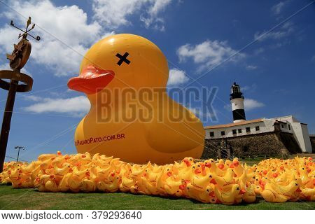 Salvador, Bahia / Brazil - November 29, 2015: Inflatable Duck Symbol Of The Campaign - I Will Not Pa