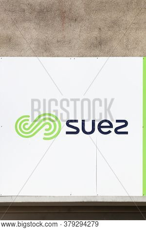 Roanne, France - May 31, 2020: Suez Logo On A Wall. Suez Sa Is A French-based Utility Company Which 