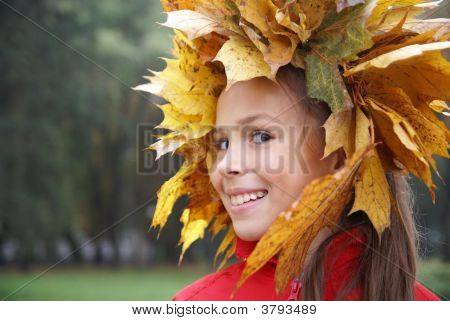Preteen flicka i Leaf Garland