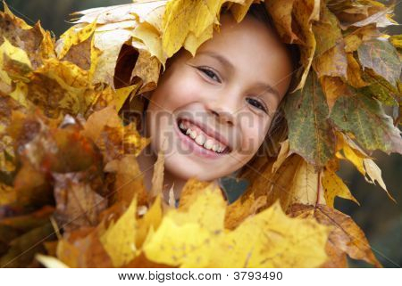 Preteen flicka i Leaf Garland