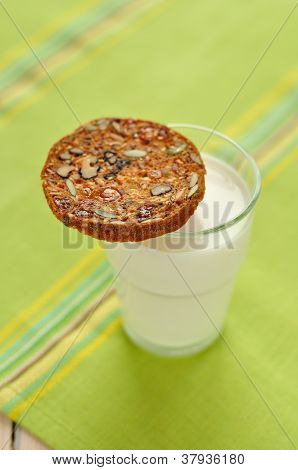 Un bicchiere di latte e un fresco