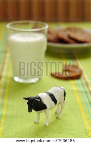 Latte e patatine e una mucca giocattolo