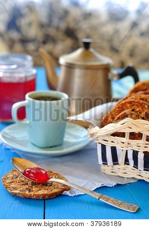 Caffè con patatine e marmellata