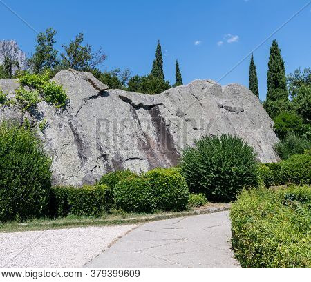 Lump Of Gabbro Diabase - Stone, Tourist Attraction In Vorontsovsky Park, Crimea