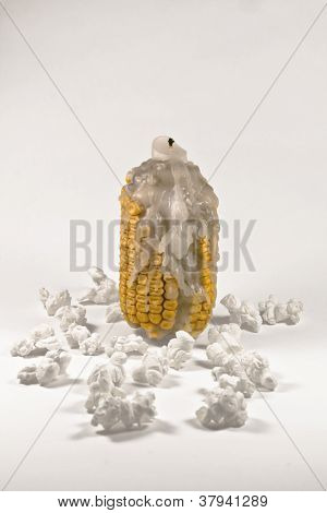 Candela su mais con popcorn intorno su sfondo bianco
