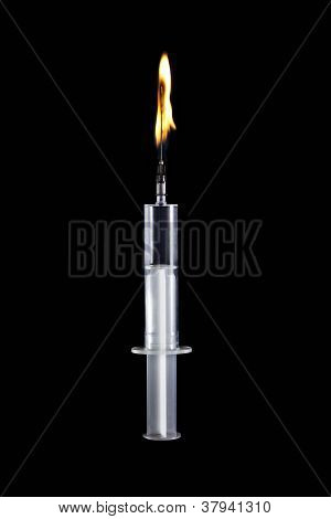 Injection médicinale avec la brûlure des aiguilles sur fond noir