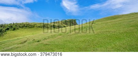 Beautiful Grassland, Prairie In Taoyuan Valley, Caoling Mountain Trail Passes Over The Peak Of Mt. W