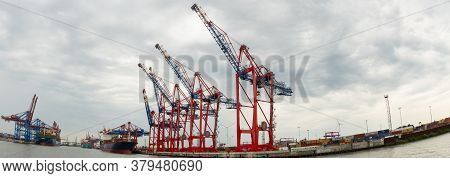 Hamburg, Germany - August 01, 2020: Container Terminal Eurogate Burchardkai In Hamburg, Loading And 