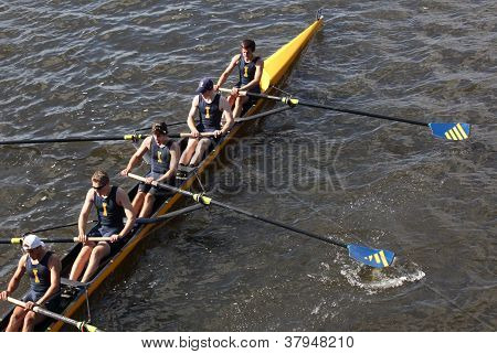 BOSTON - 21 ottobre: Gare St Ignatius High School nella testa di Charles Regatta, Marin canottaggio Asso