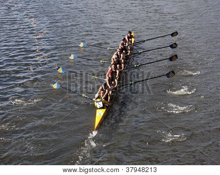 BOSTON - 21 ottobre: Gare St Ignatius High School nella testa di Charles Regatta, Marin canottaggio Asso