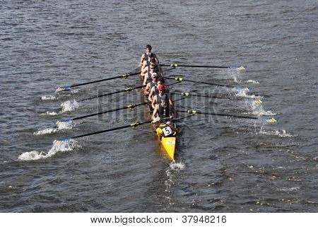 BOSTON - 21 ottobre: Gare St Ignatius High School nella testa di Charles Regatta, Marin canottaggio Asso