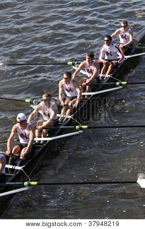 Gare di Boston College High School in testa di Charles Regatta