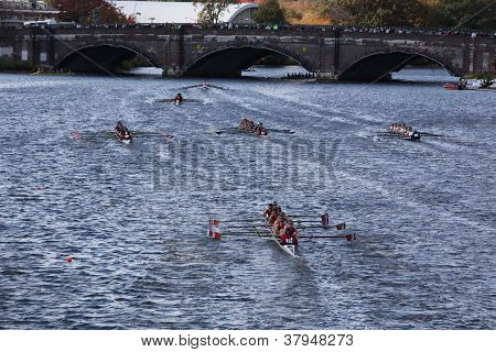 BOSTON - 21 ottobre: Molte squadre gara passare sotto il ponte di Anderson in testa di Charles Regatta,